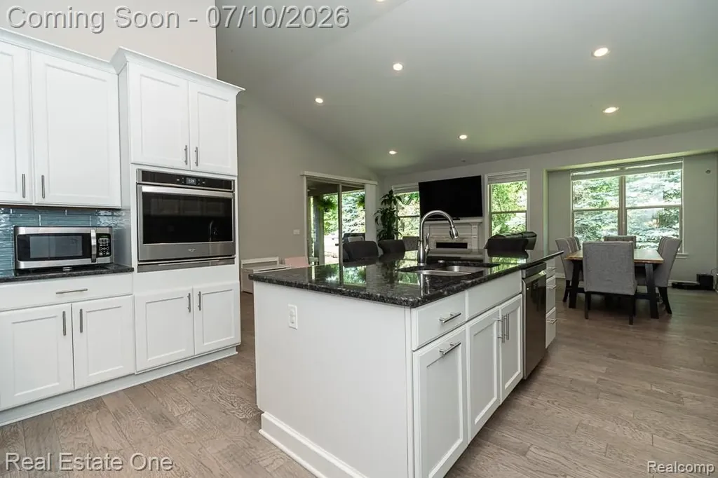1011 Hampshire Court Rochester Hills City MI 48307