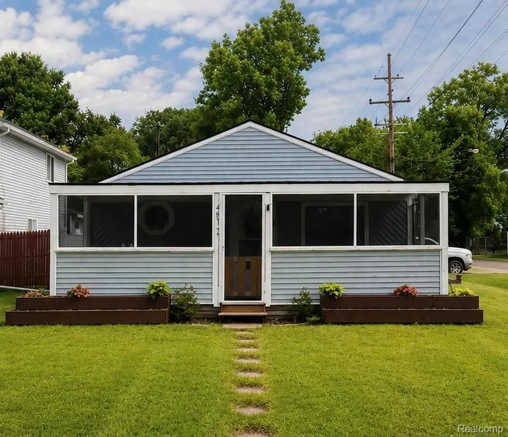 4512 Treadwell Street Wayne City MI 48184