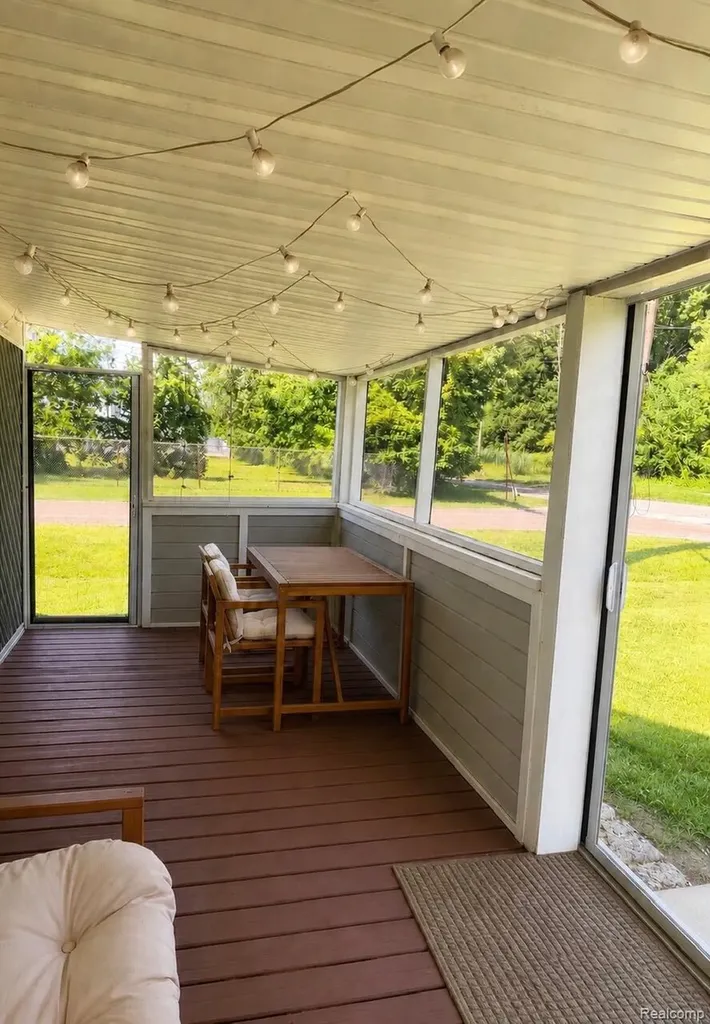 4512 Treadwell Street Wayne City MI 48184