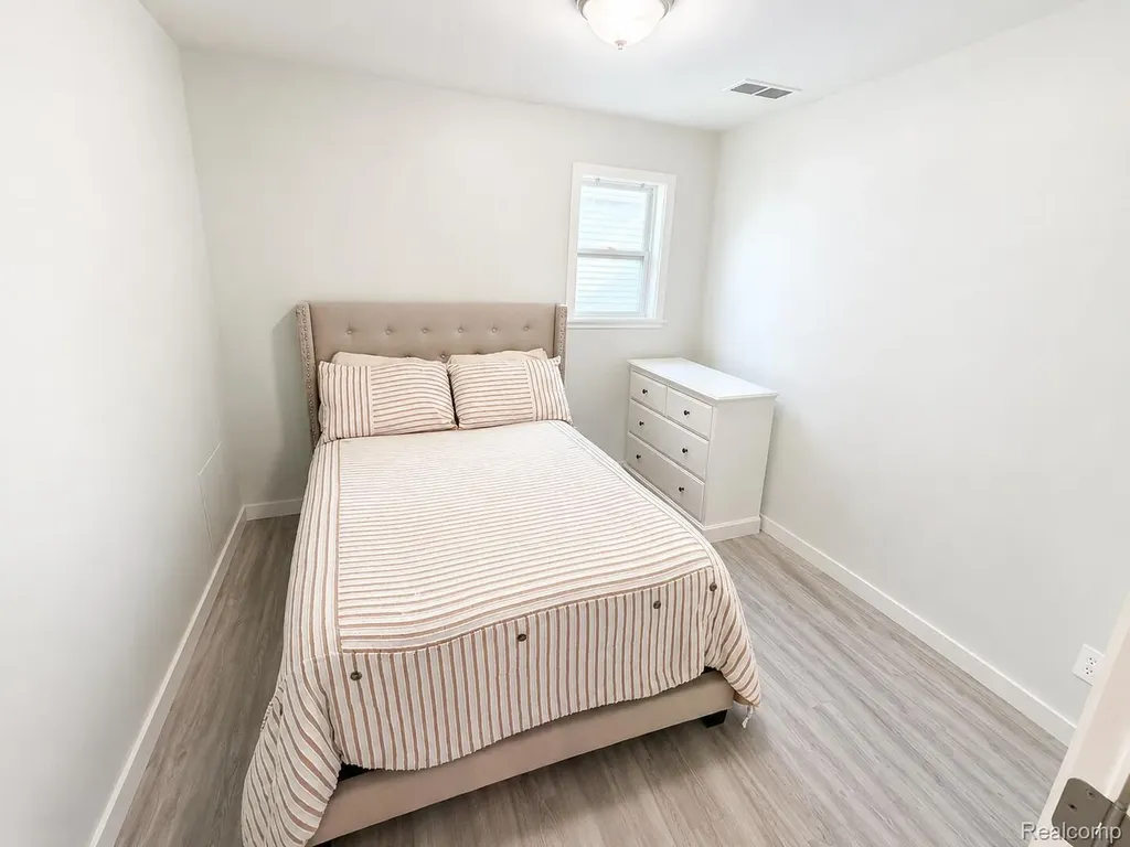 4512 Treadwell Street Wayne City MI 48184