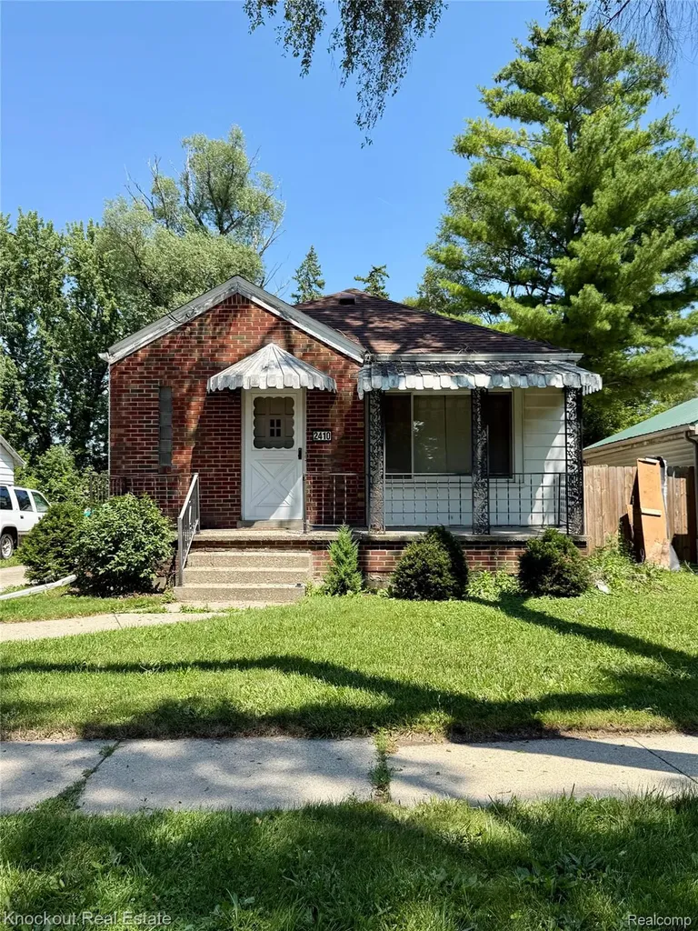 2410 N Clinton Street Saginaw City MI 48602