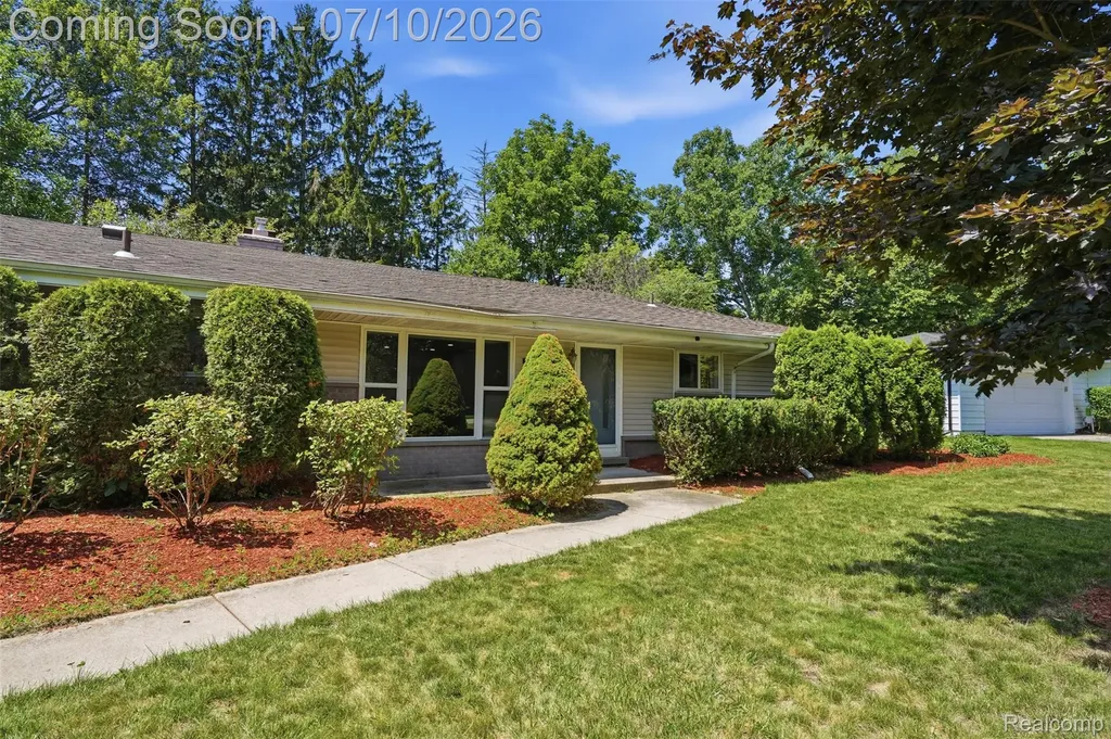 7264 S Tratham Court West Bloomfield Charter Township MI 48322