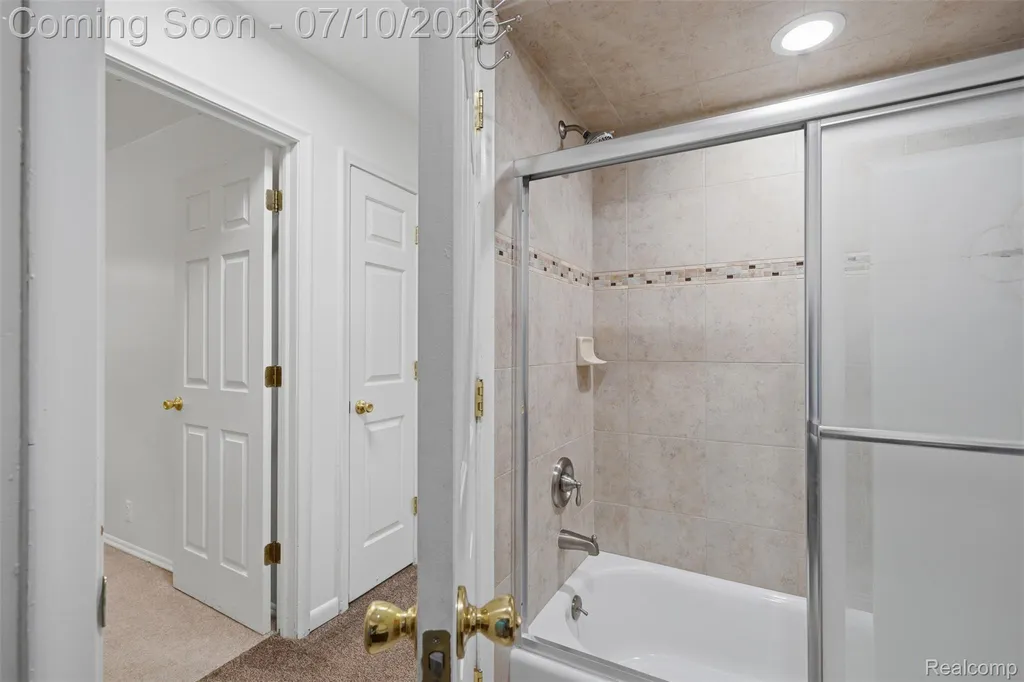 7264 S Tratham Court West Bloomfield Charter Township MI 48322