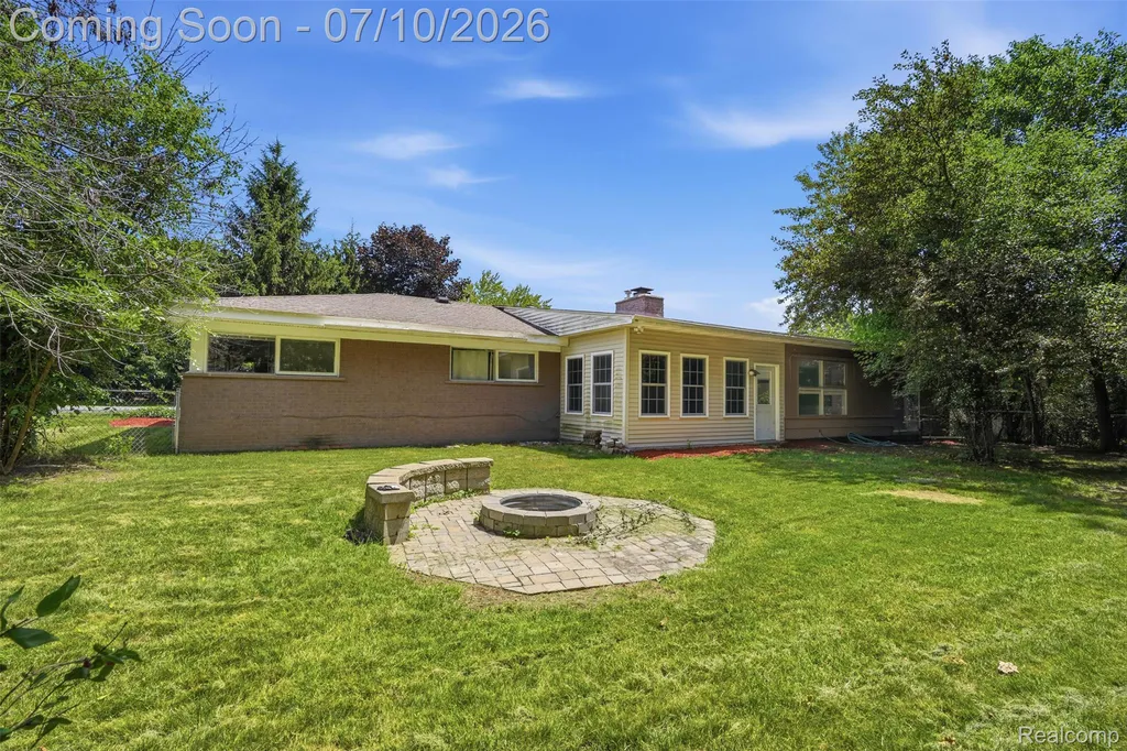 7264 S Tratham Court West Bloomfield Charter Township MI 48322