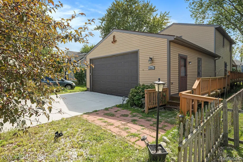 37881 Sunnybrook Street Harrison Charter Township MI 48045