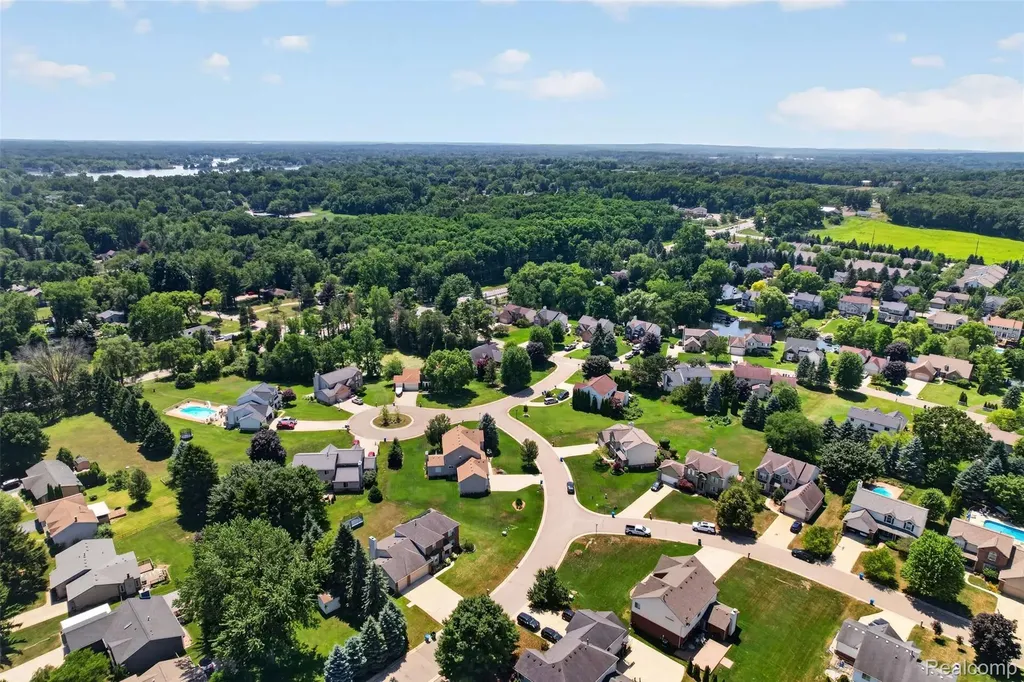 5363 Mill Race Way Commerce Charter Township MI 48382