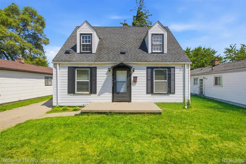 14227 Hobart Avenue Warren City MI 48089