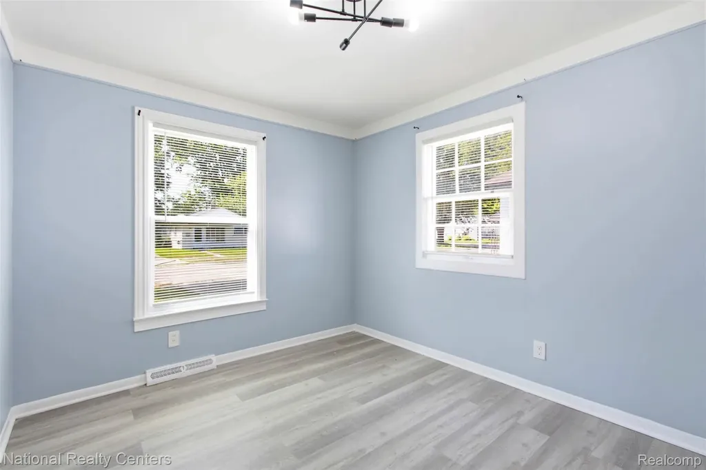 14227 Hobart Avenue Warren City MI 48089