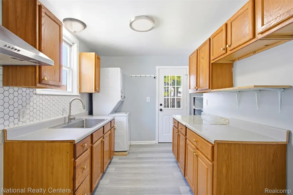 14227 Hobart Avenue Warren City MI 48089