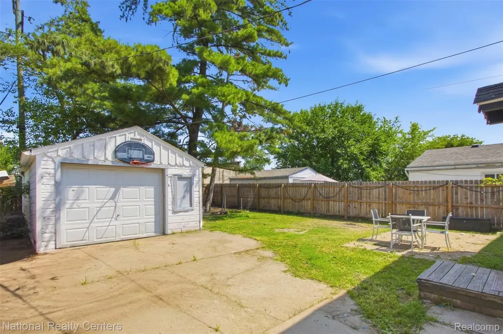 14227 Hobart Avenue Warren City MI 48089