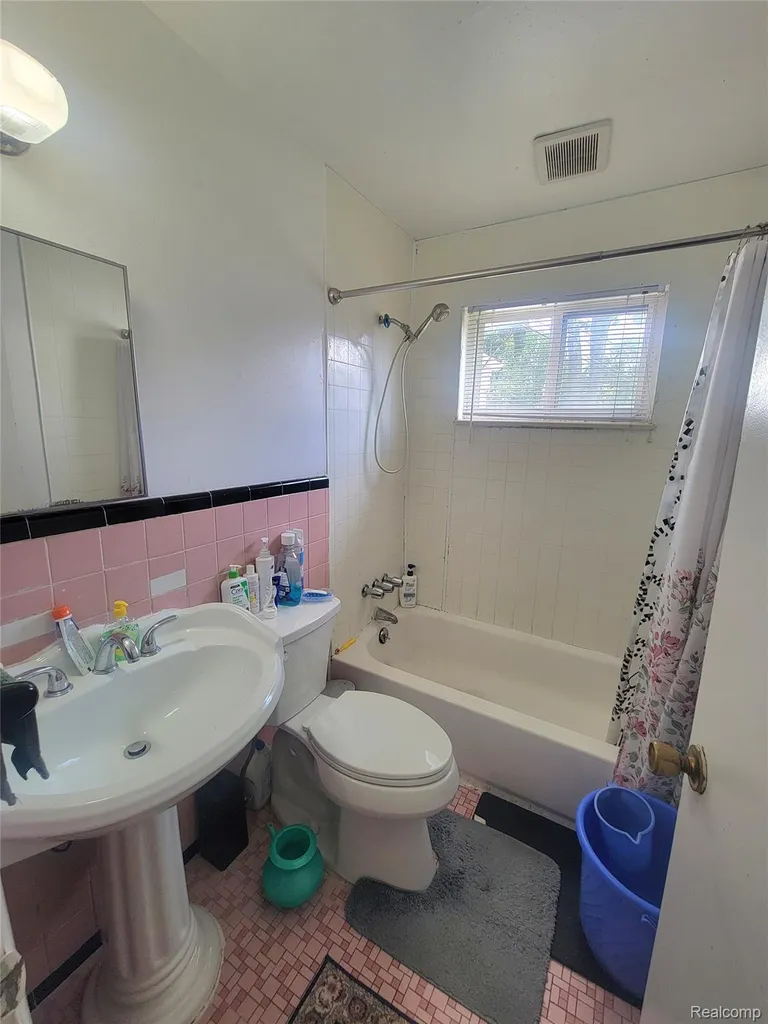 11348 Jonas Avenue Warren City MI 48089