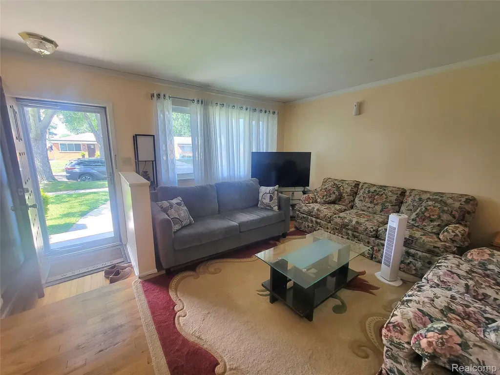 11348 Jonas Avenue Warren City MI 48089