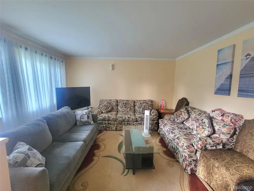 11348 Jonas Avenue Warren City MI 48089