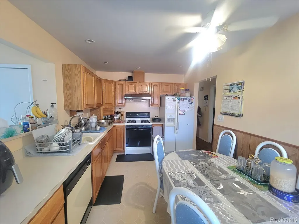 11348 Jonas Avenue Warren City MI 48089