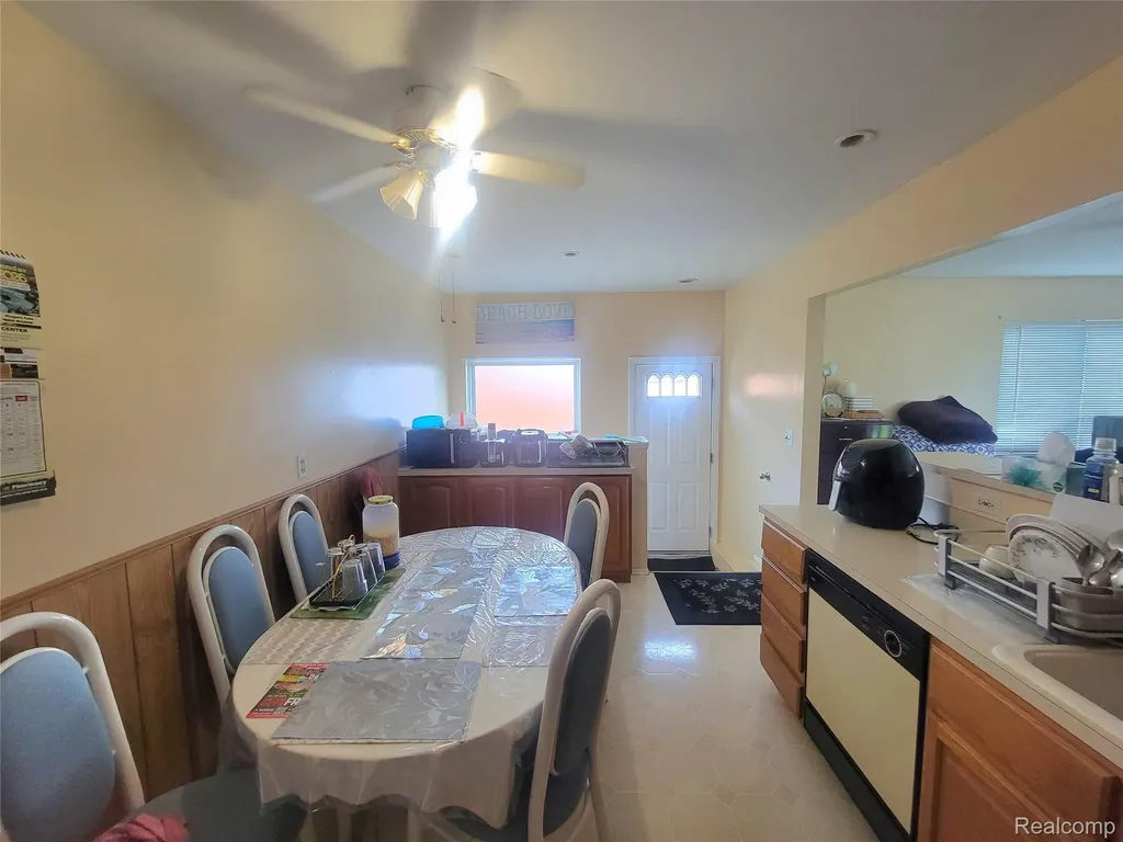 11348 Jonas Avenue Warren City MI 48089