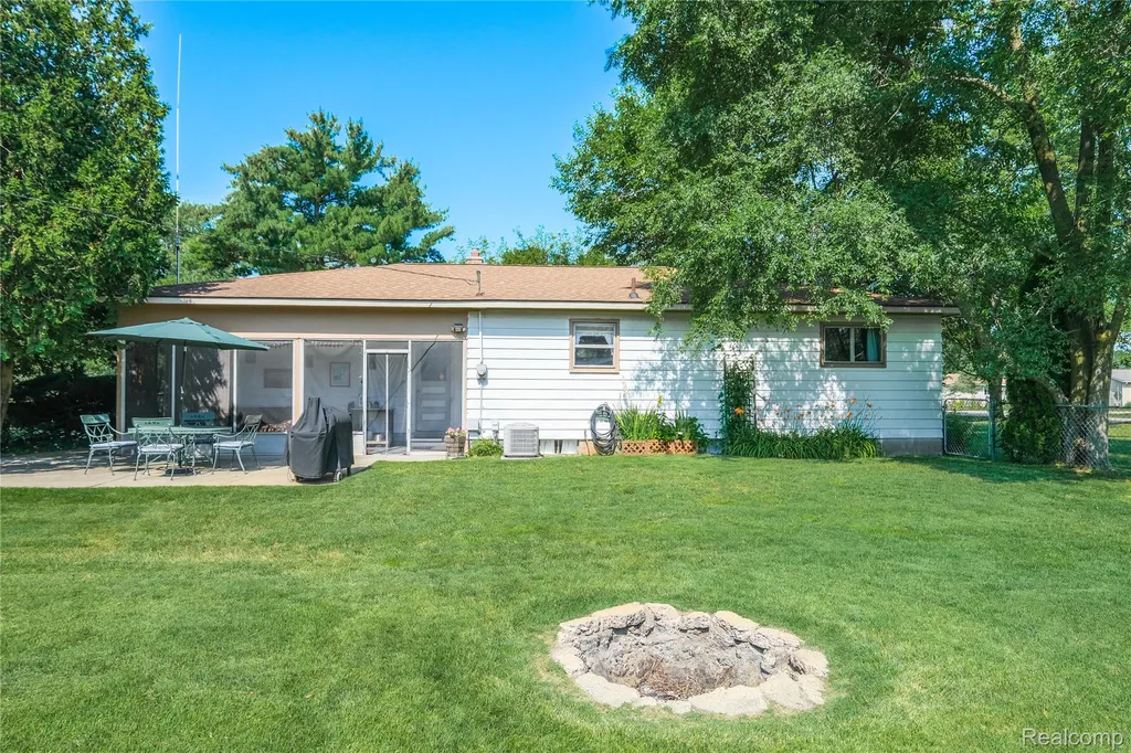 9175 Bernice Drive Hamburg Township MI 48169