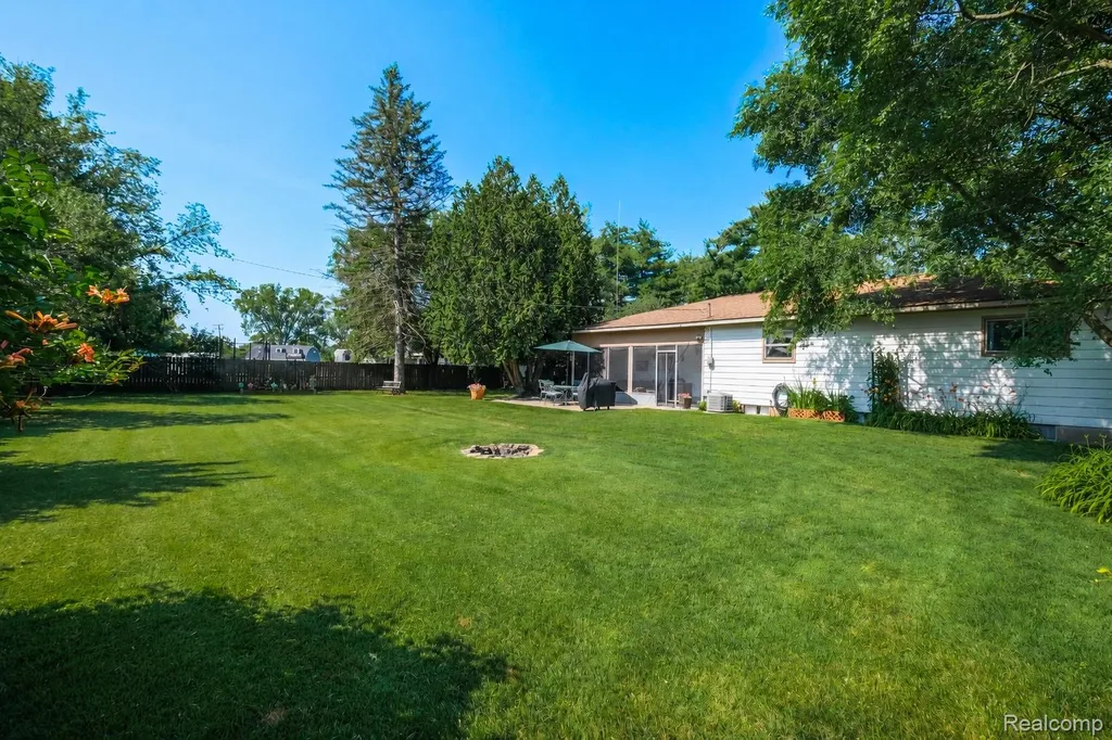 9175 Bernice Drive Hamburg Township MI 48169
