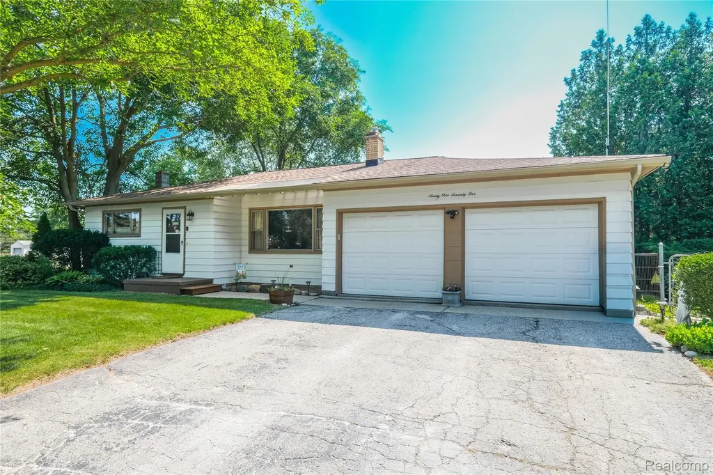 9175 Bernice Drive Hamburg Township MI 48169