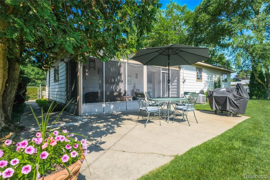 9175 Bernice Drive Hamburg Township MI 48169