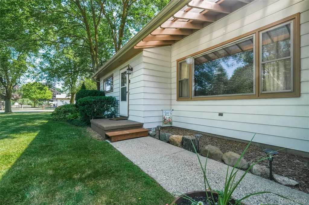 9175 Bernice Drive Hamburg Township MI 48169