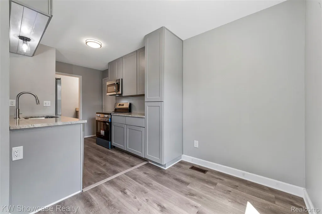 1424 Harbor Drive Walled Lake City MI 48390