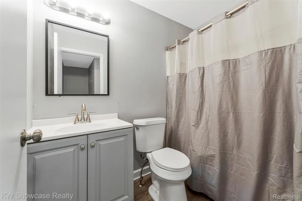1424 Harbor Drive Walled Lake City MI 48390