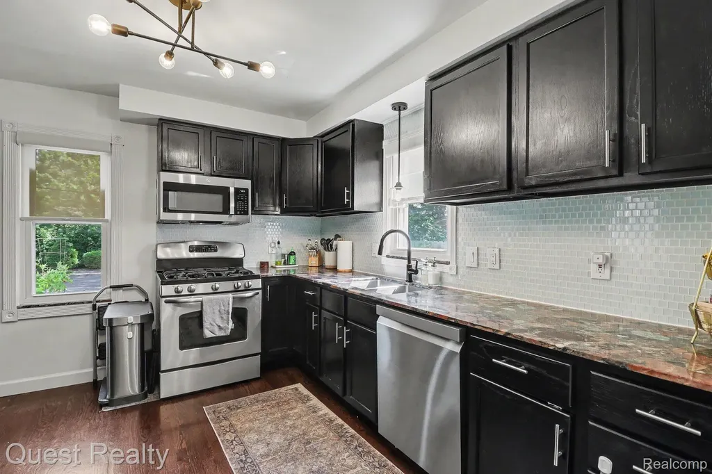 1529 Amelia Avenue Royal Oak City MI 48073