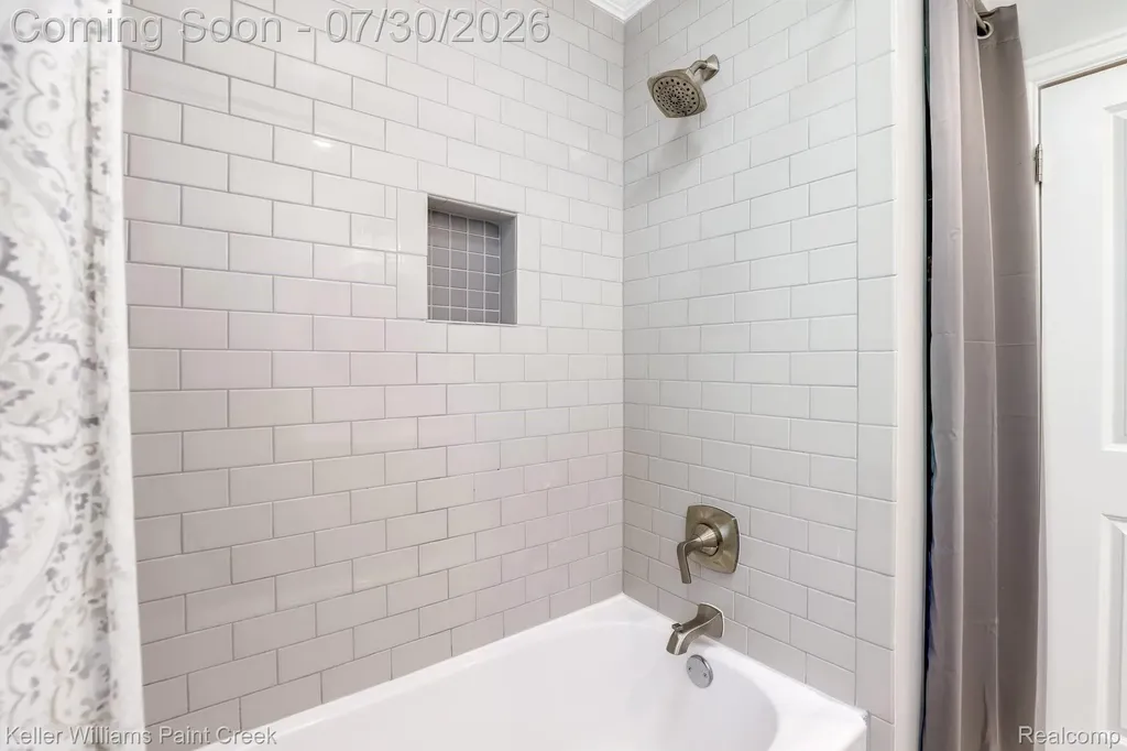 340 Whims Lane Oakland Charter Township MI 48306