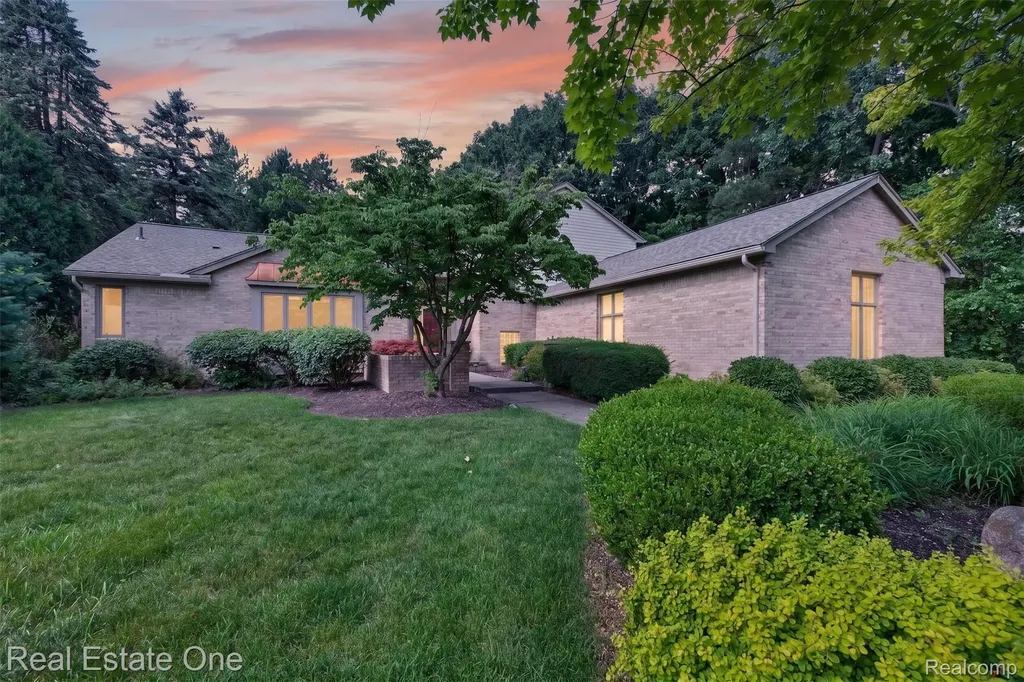 3400 Wedgewood Drive Rochester Hills City MI 48306