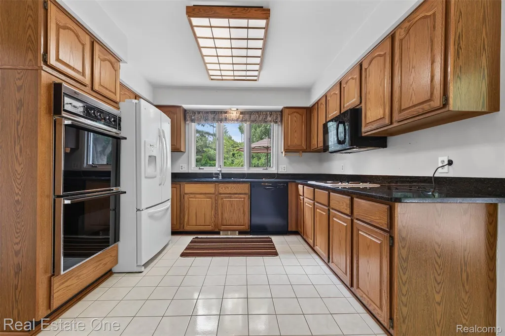 3400 Wedgewood Drive Rochester Hills City MI 48306