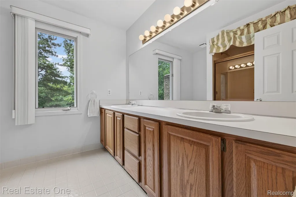 3400 Wedgewood Drive Rochester Hills City MI 48306