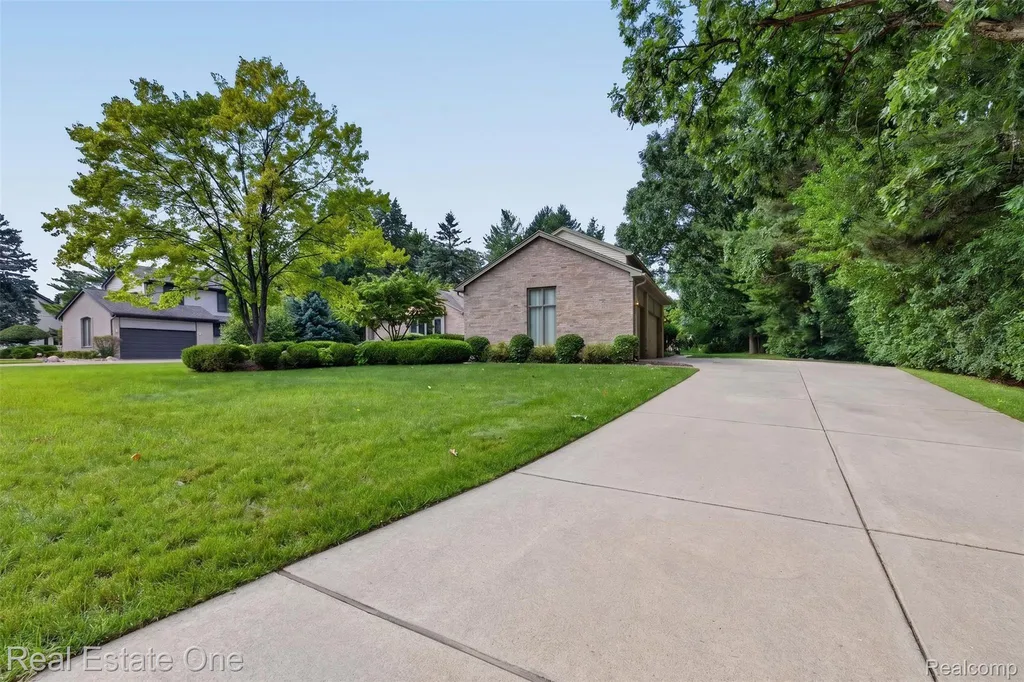 3400 Wedgewood Drive Rochester Hills City MI 48306