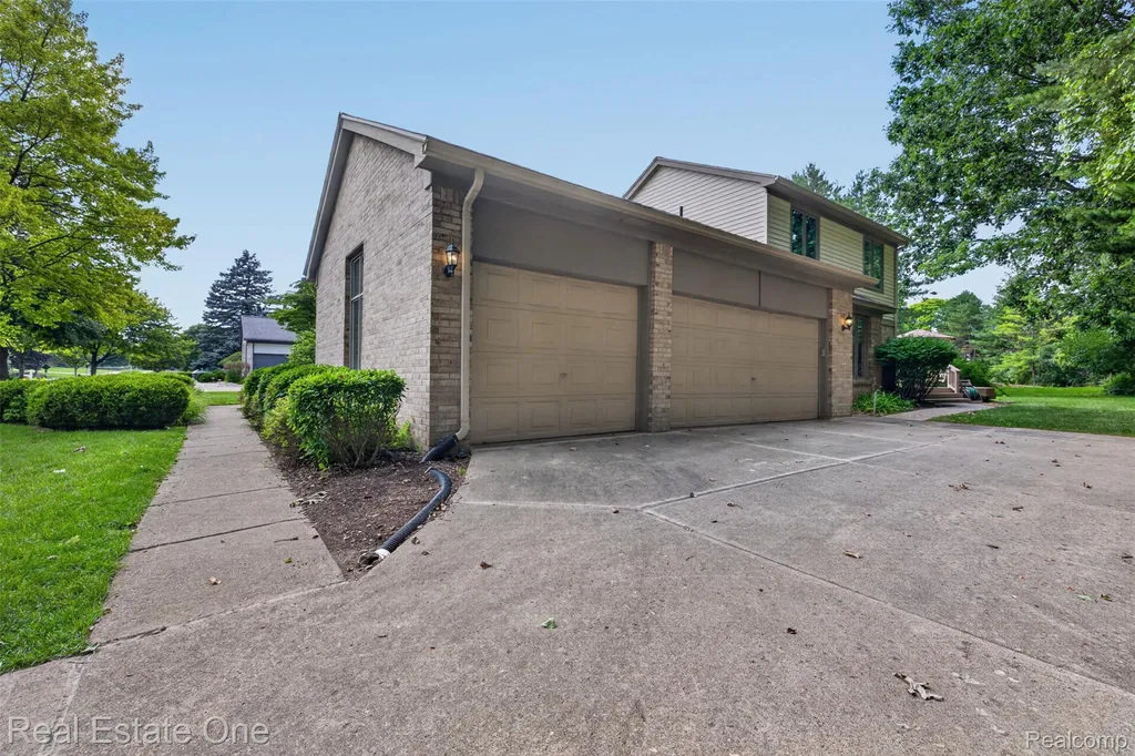 3400 Wedgewood Drive Rochester Hills City MI 48306