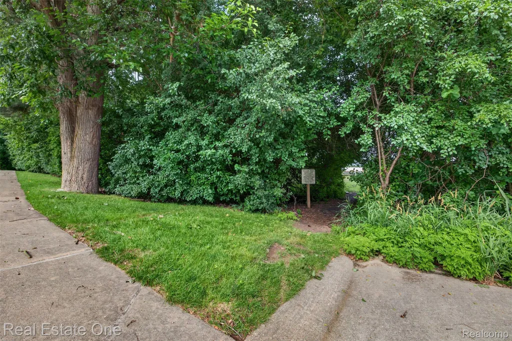 3400 Wedgewood Drive Rochester Hills City MI 48306