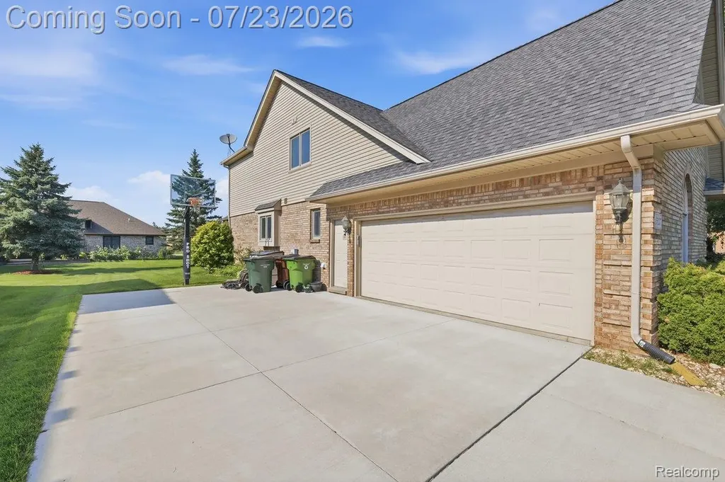 15127 Meadowfield Drive Shelby Charter Township MI 48315