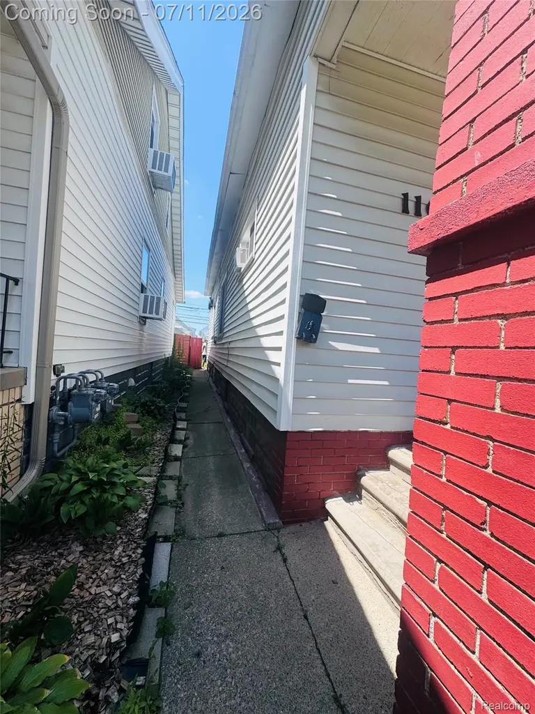 11627 Gallagher Hamtramck City MI 48212