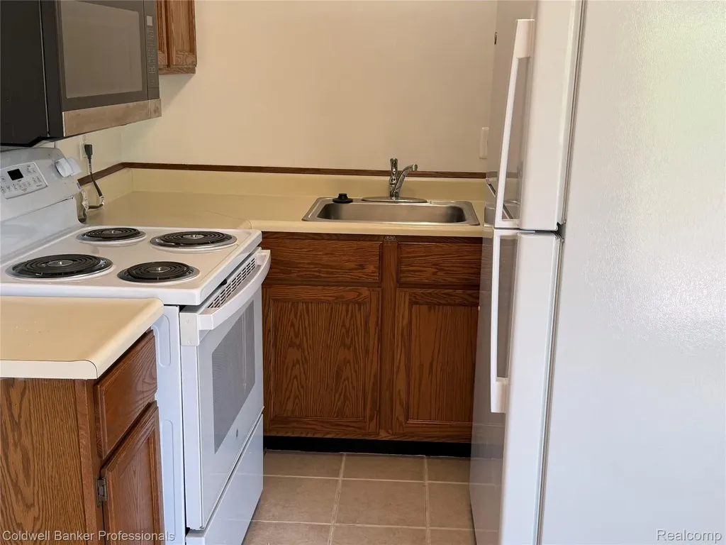 8689 Sterling Street Center Line City MI 48015