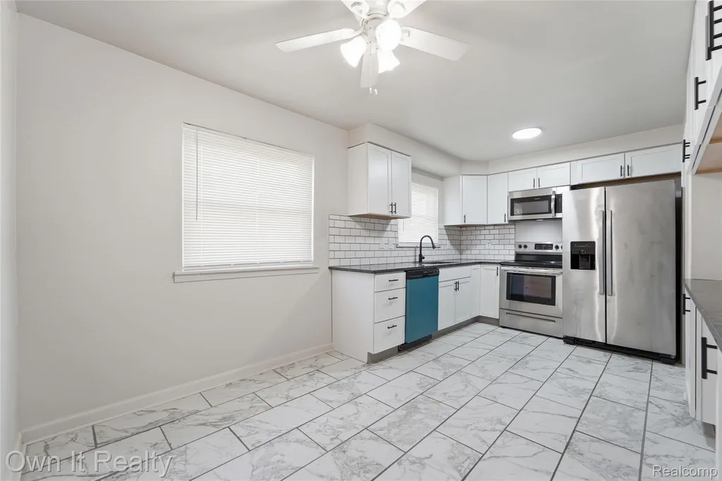 24985 Mabray Avenue Eastpointe City MI 48021