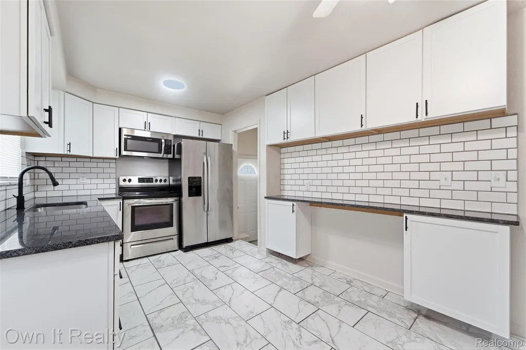 24985 Mabray Avenue Eastpointe City MI 48021