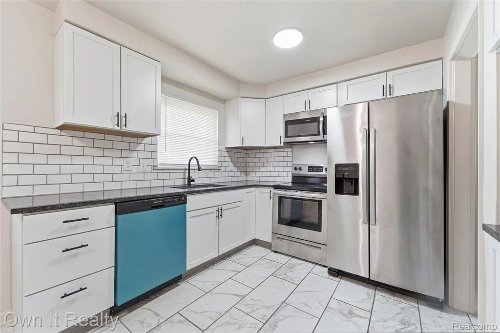 24985 Mabray Avenue Eastpointe City MI 48021
