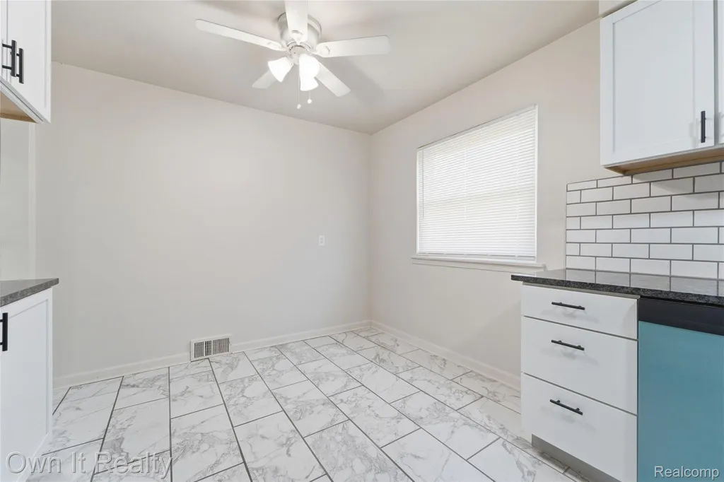 24985 Mabray Avenue Eastpointe City MI 48021