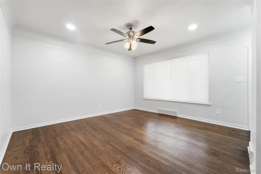 24985 Mabray Avenue Eastpointe City MI 48021