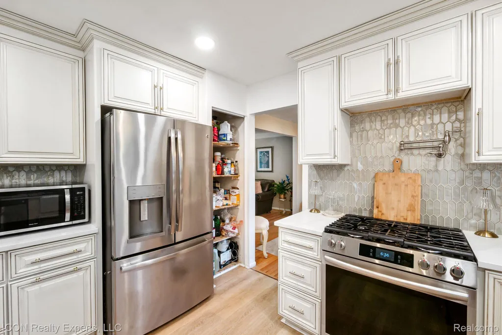 30280 Woodgate Drive Southfield City MI 48076