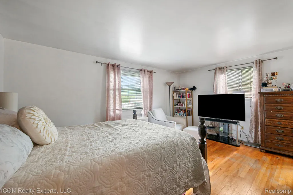 30280 Woodgate Drive Southfield City MI 48076