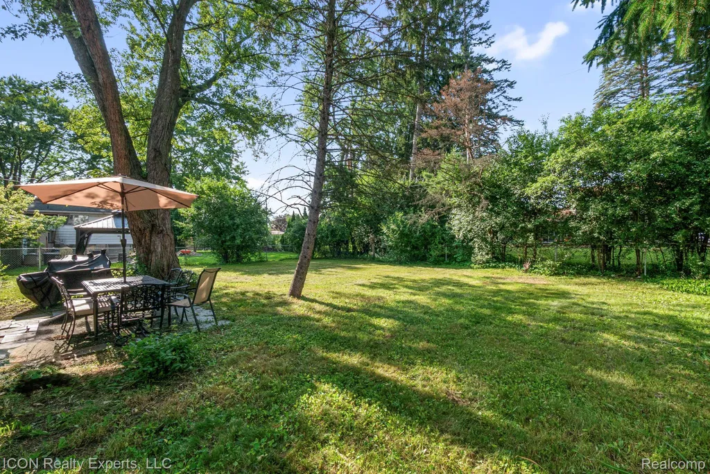 30280 Woodgate Drive Southfield City MI 48076