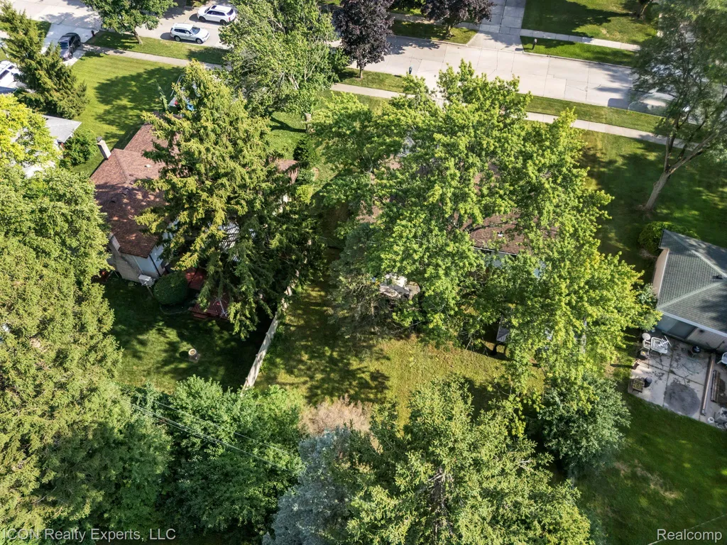 30280 Woodgate Drive Southfield City MI 48076