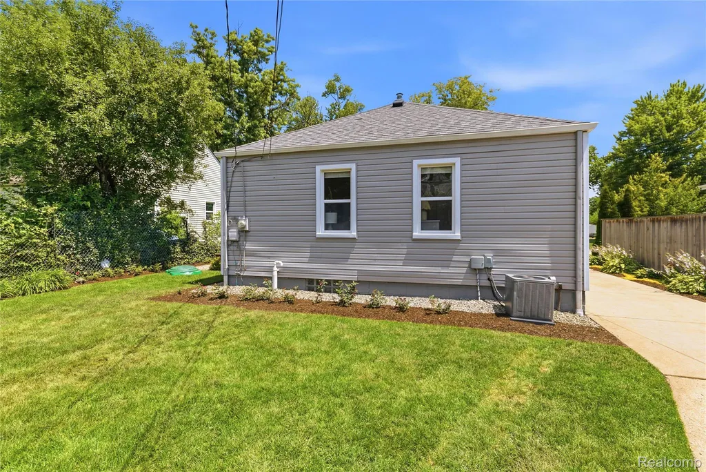 3295 Cumberland Road Berkley City MI 48072