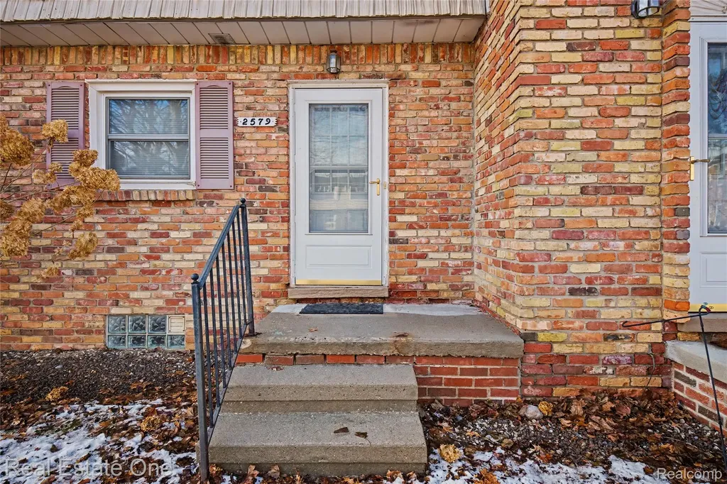 2579 Kingstowne Drive Commerce Charter Township MI 48390
