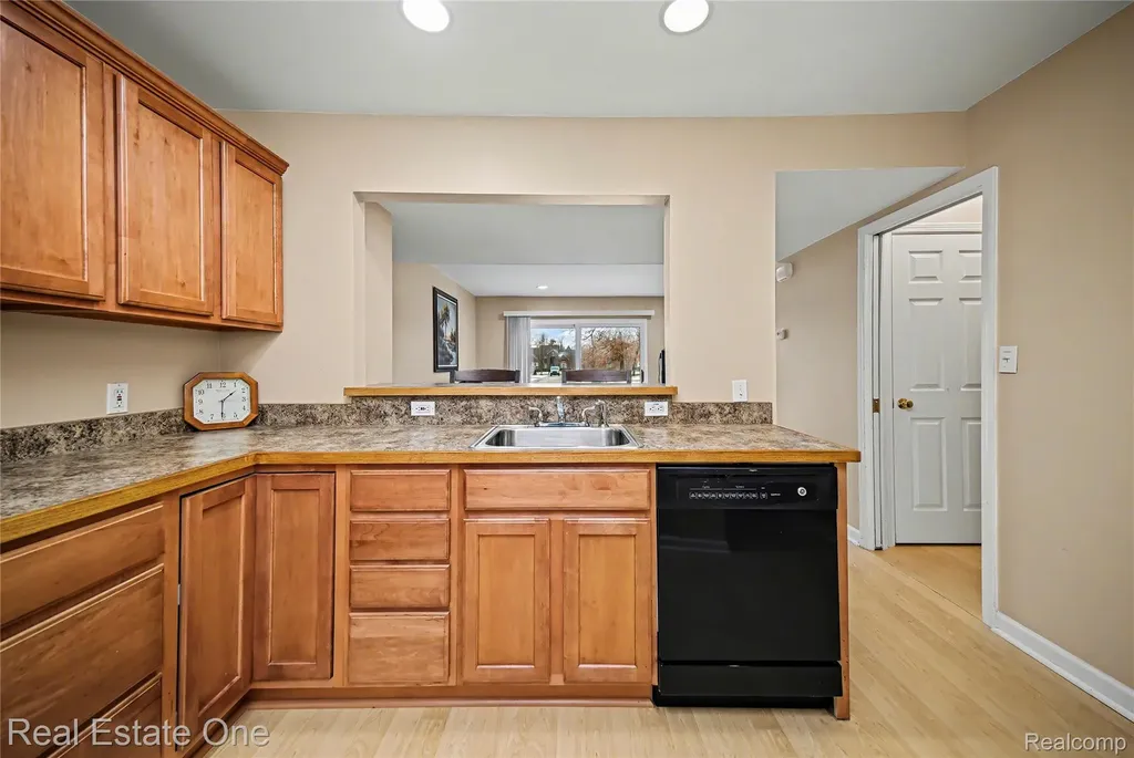 2579 Kingstowne Drive Commerce Charter Township MI 48390