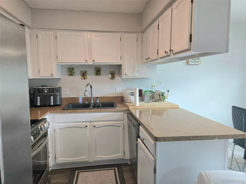 5251 Highland Road Waterford Charter Township MI 48327